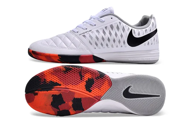 Nike Chaussures de soccer indoor blanc orange avec upper synthétique matelassé overlay de cage perforé 6
