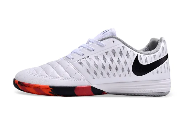 Nike Chaussures de soccer indoor blanc orange avec upper synthétique matelassé overlay de cage perforé 7