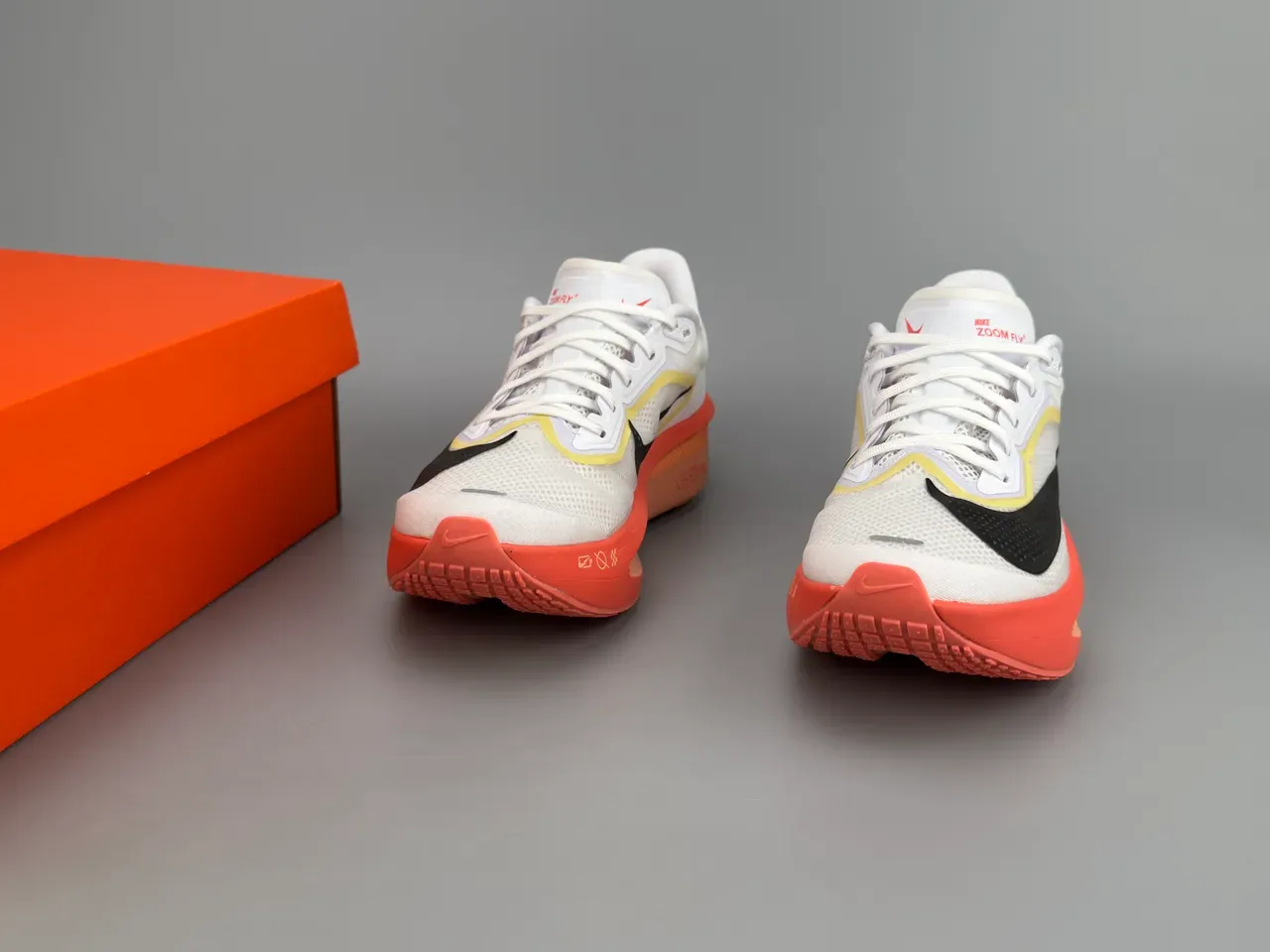 Nike Chaussures de course blanches et oranges inspirées en course avec tige en maille et synthétique 3