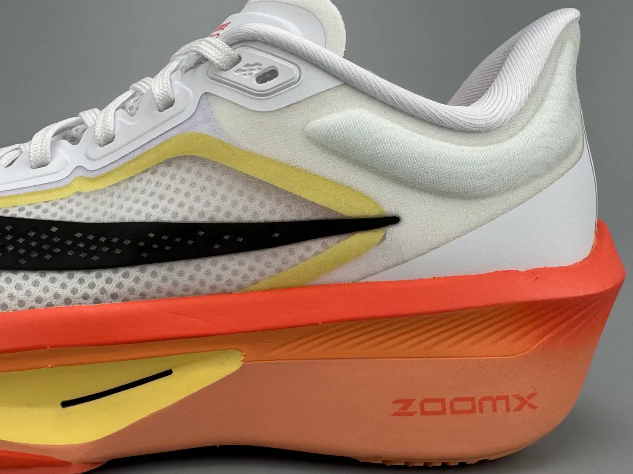 Nike Chaussures de course blanches et oranges inspirées en course avec tige en maille et synthétique 5