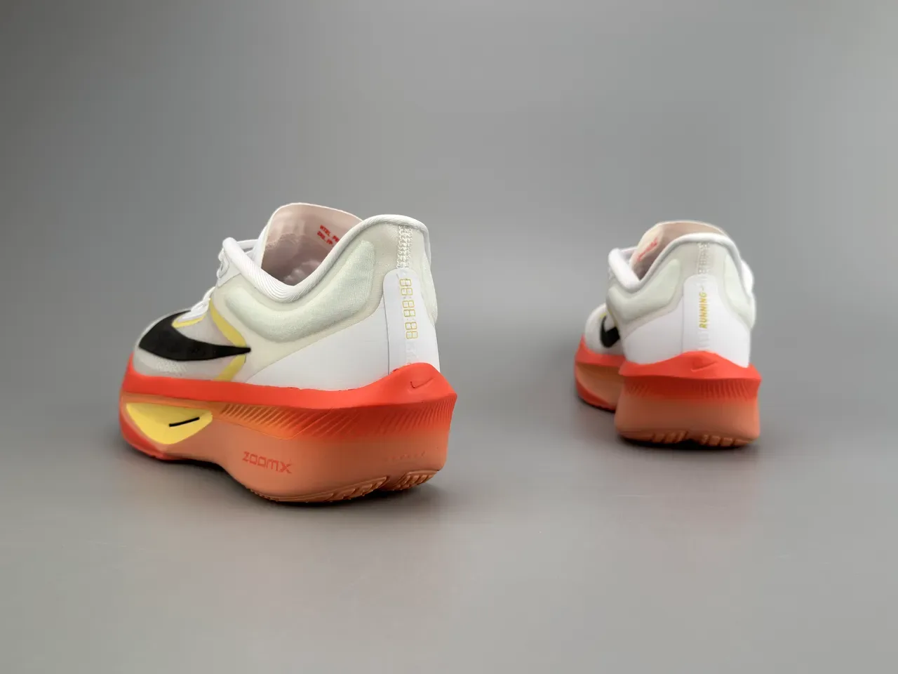 Nike Chaussures de course blanches et oranges inspirées en course avec tige en maille et synthétique 6
