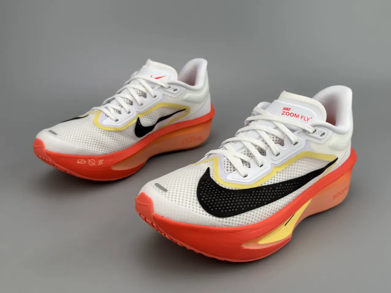 Nike Chaussures de course blanches et oranges inspirées en course avec tige en maille et synthétique 9