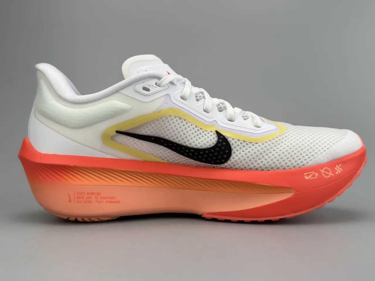 Nike Chaussures de course blanches et oranges inspirées en course avec tige en maille et synthétique 10
