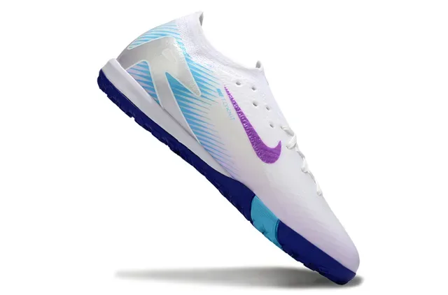Nike Chaussures de football turf blanc et violette avec upper knit et Swoosh iridescent 2