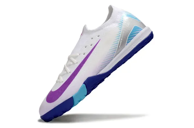Nike Chaussures de football turf blanc et violette avec upper knit et Swoosh iridescent 3
