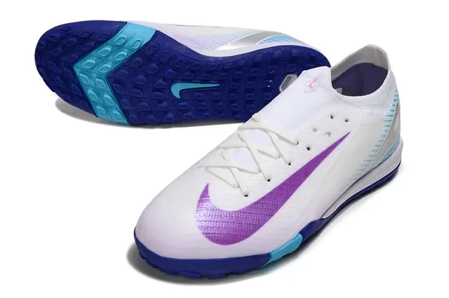 Nike Chaussures de football turf blanc et violette avec upper knit et Swoosh iridescent 4