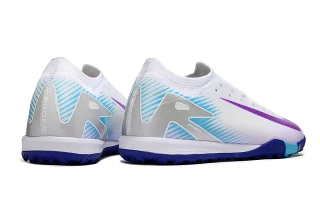 Nike Chaussures de football turf blanc et violette avec upper knit et Swoosh iridescent 5