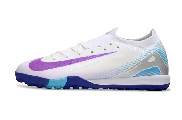 Nike Chaussures de football turf blanc et violette avec upper knit et Swoosh iridescent 7