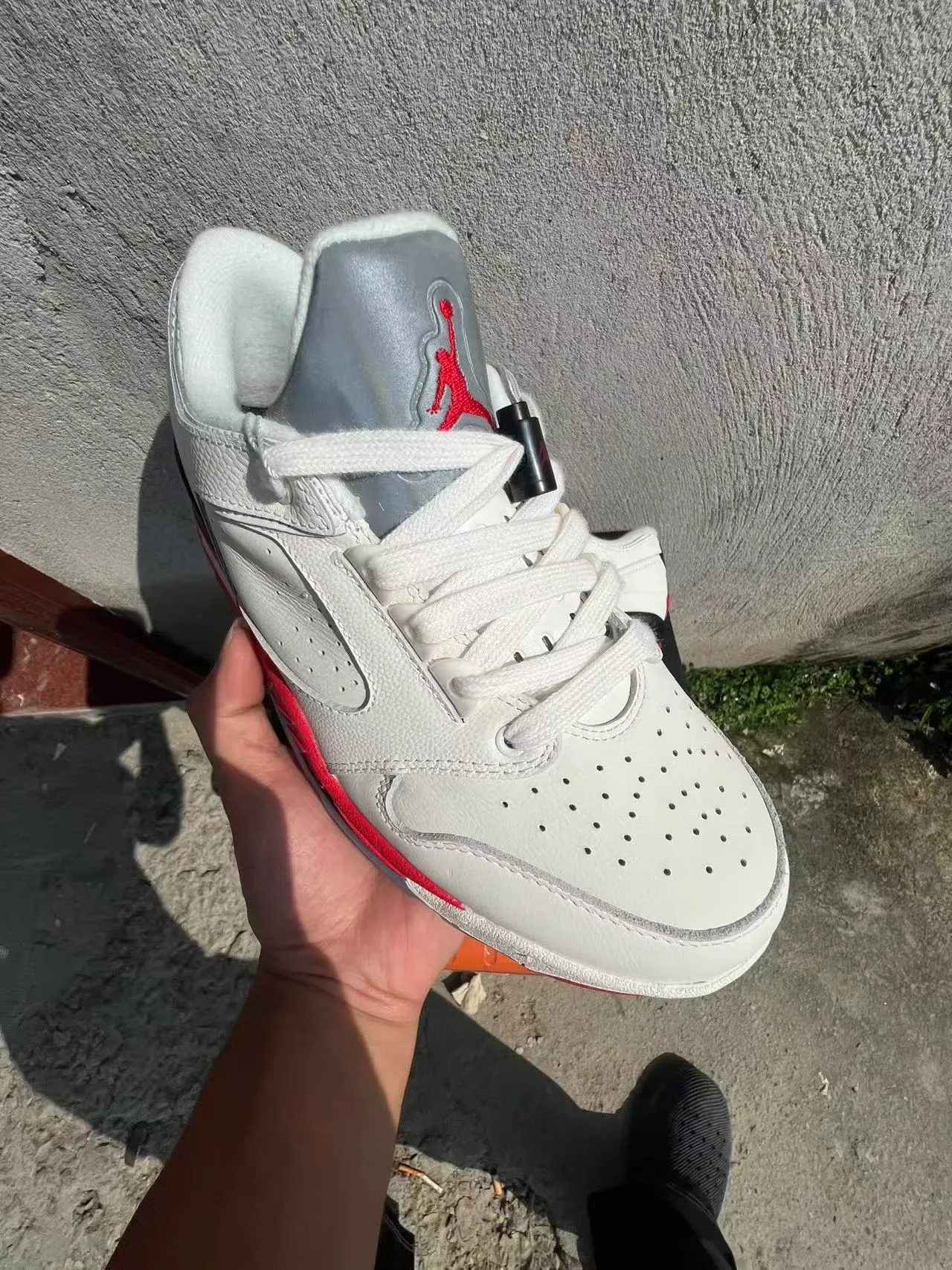 Nike White Red Perforated Leather Upper Visible Air Cushioning Unit Lifestyle Sneakers 2