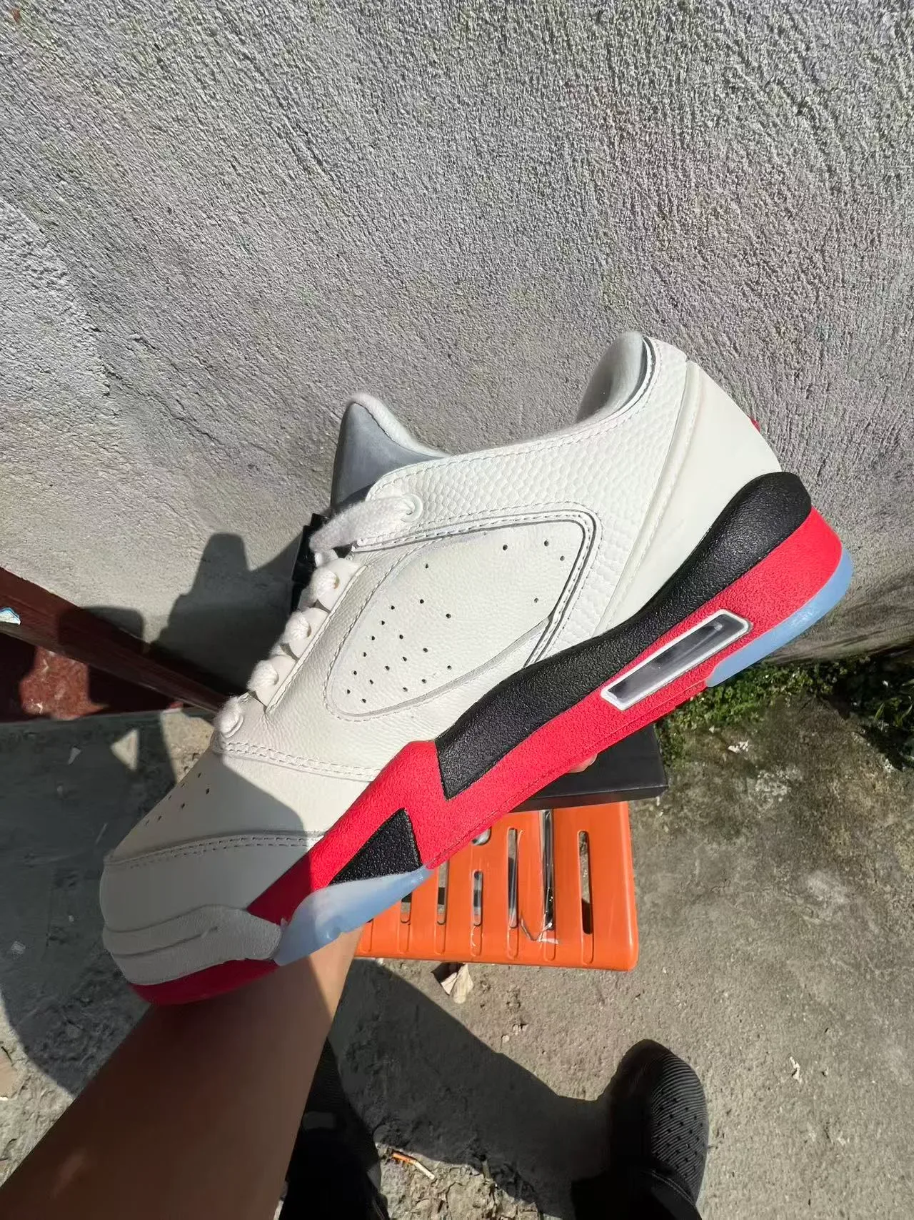 Nike White Red Perforated Leather Upper Visible Air Cushioning Unit Lifestyle Sneakers 5