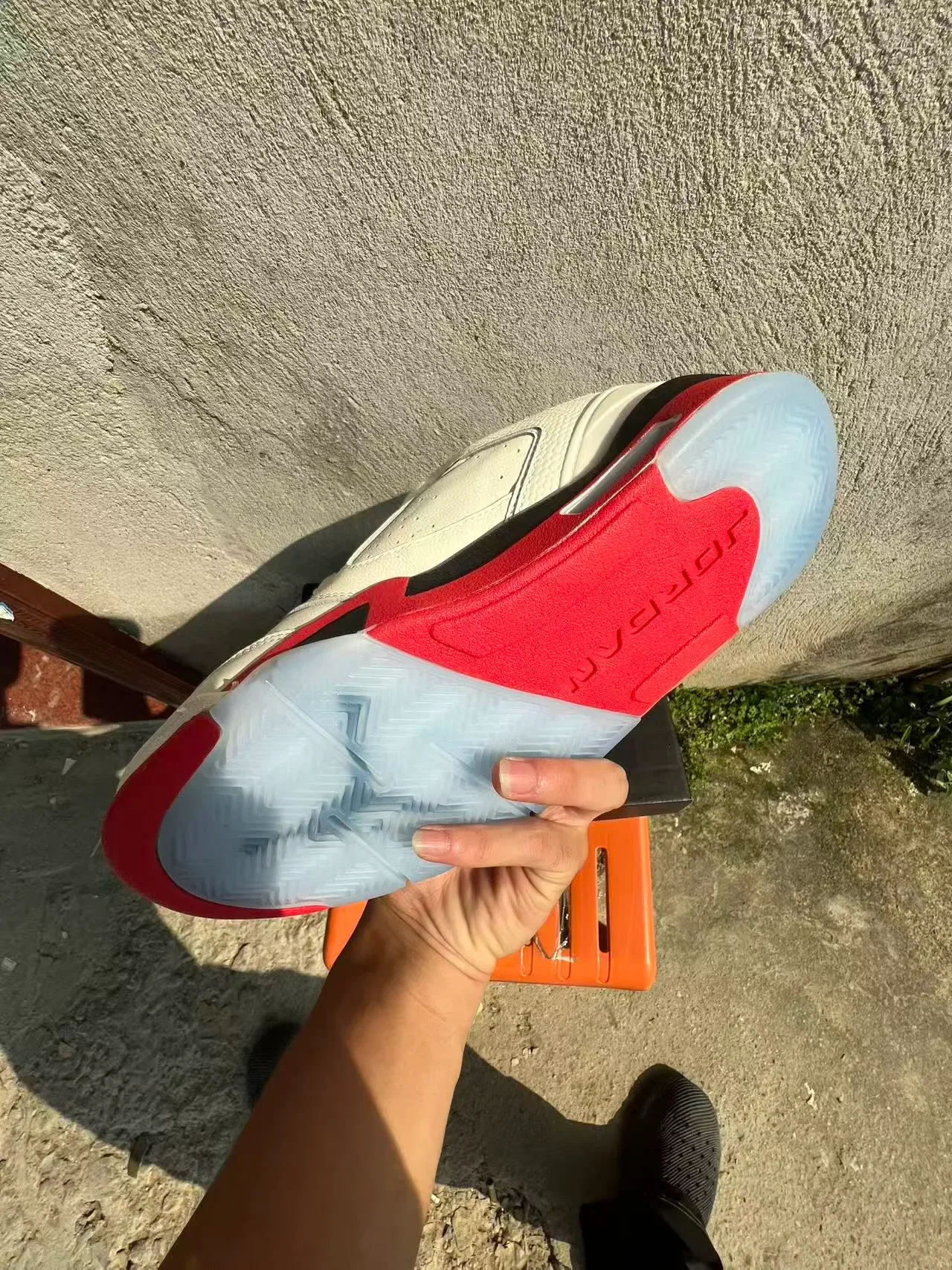 Nike White Red Perforated Leather Upper Visible Air Cushioning Unit Lifestyle Sneakers 6