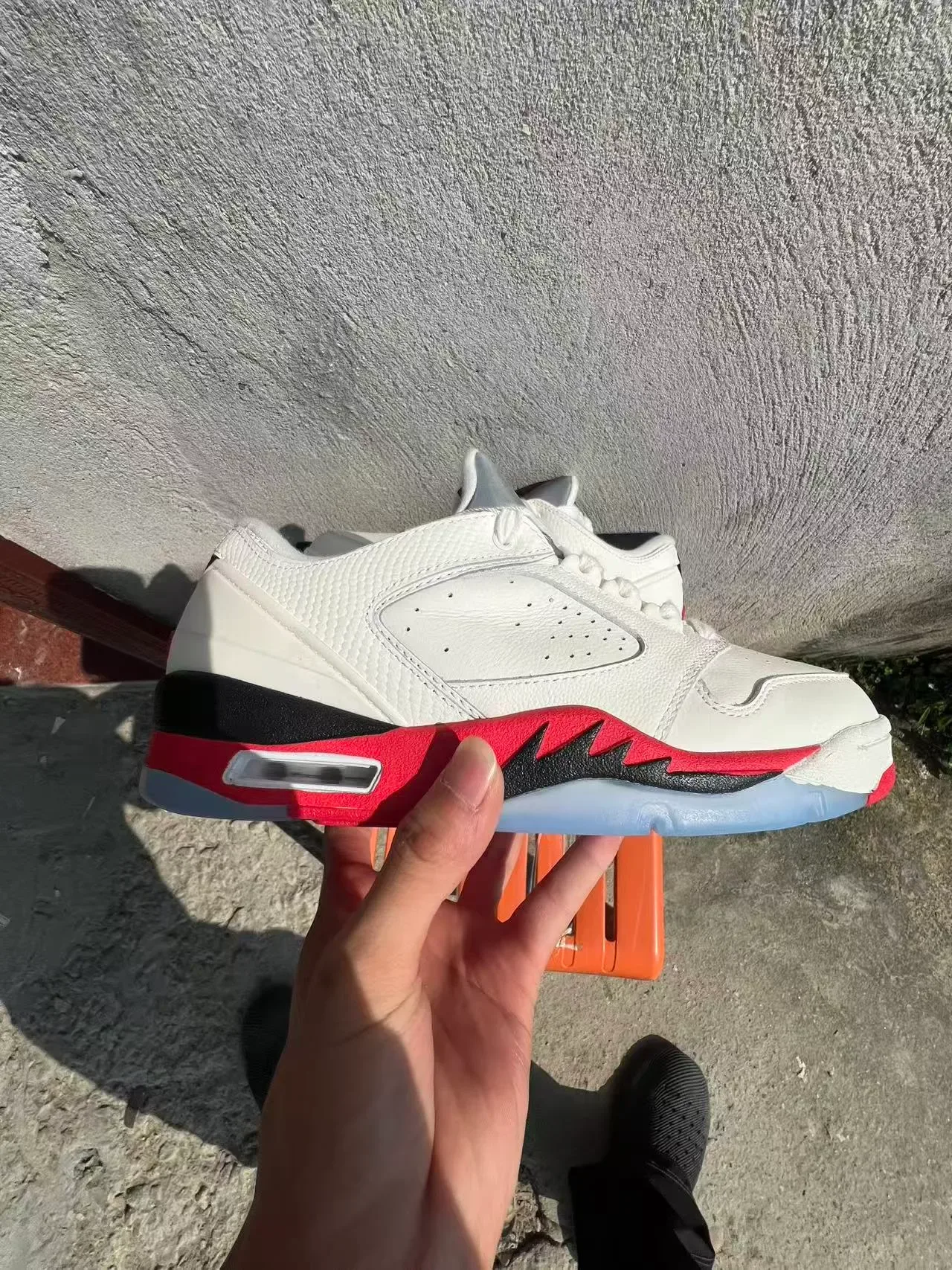 Nike White Red Perforated Leather Upper Visible Air Cushioning Unit Lifestyle Sneakers 7