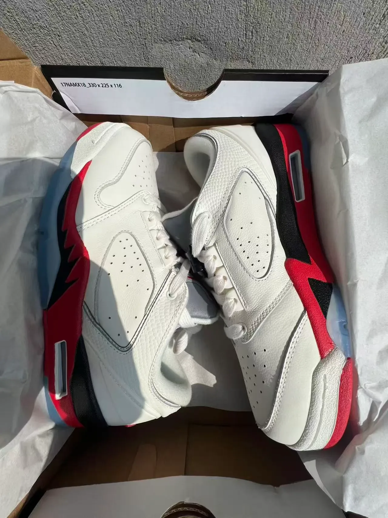 Nike White Red Perforated Leather Upper Visible Air Cushioning Unit Lifestyle Sneakers 9