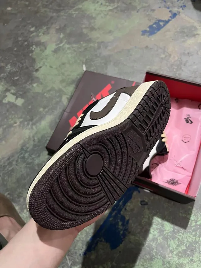 Nike x Off-White Air Jordan 1 Low Mocha Lifestyle Sneakers 4