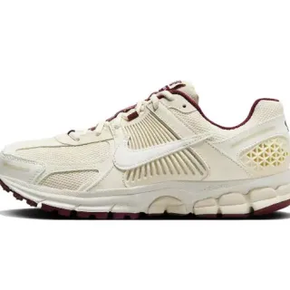 Nike Zoom 2K Off-White and Burgundy 跑鞋