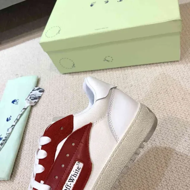 Off-White Fund tênis lifestyle com painéis vermelhos e brancos 6