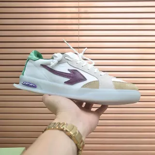 حذاء Off-White الرياضي لأسلوب الحياة بنفسجي مع طبقات علوية من مواد مختلطة وشعار السهم المائل