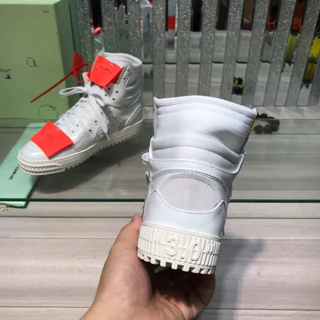 Off-White Sneakers Lifestyle Rouge à la Cheville Haute avec Coutures Industrielles 4