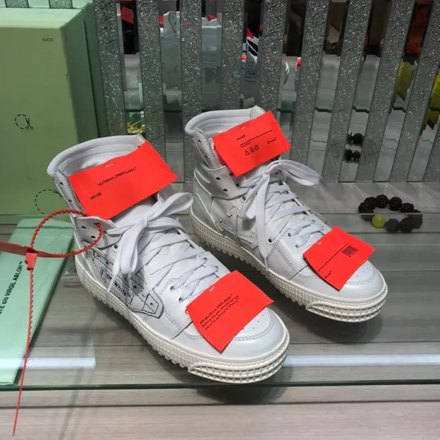Off-White Sneakers Lifestyle Rouge à la Cheville Haute avec Coutures Industrielles 7
