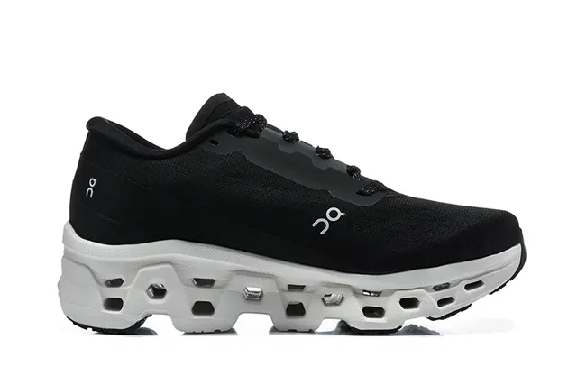 On Cloudmonster Tênis de corrida pretos e brancos 4