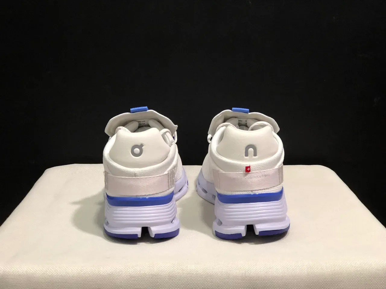 On Cloudmonster Off-White et Royal Blue sneakers lifestyle 2