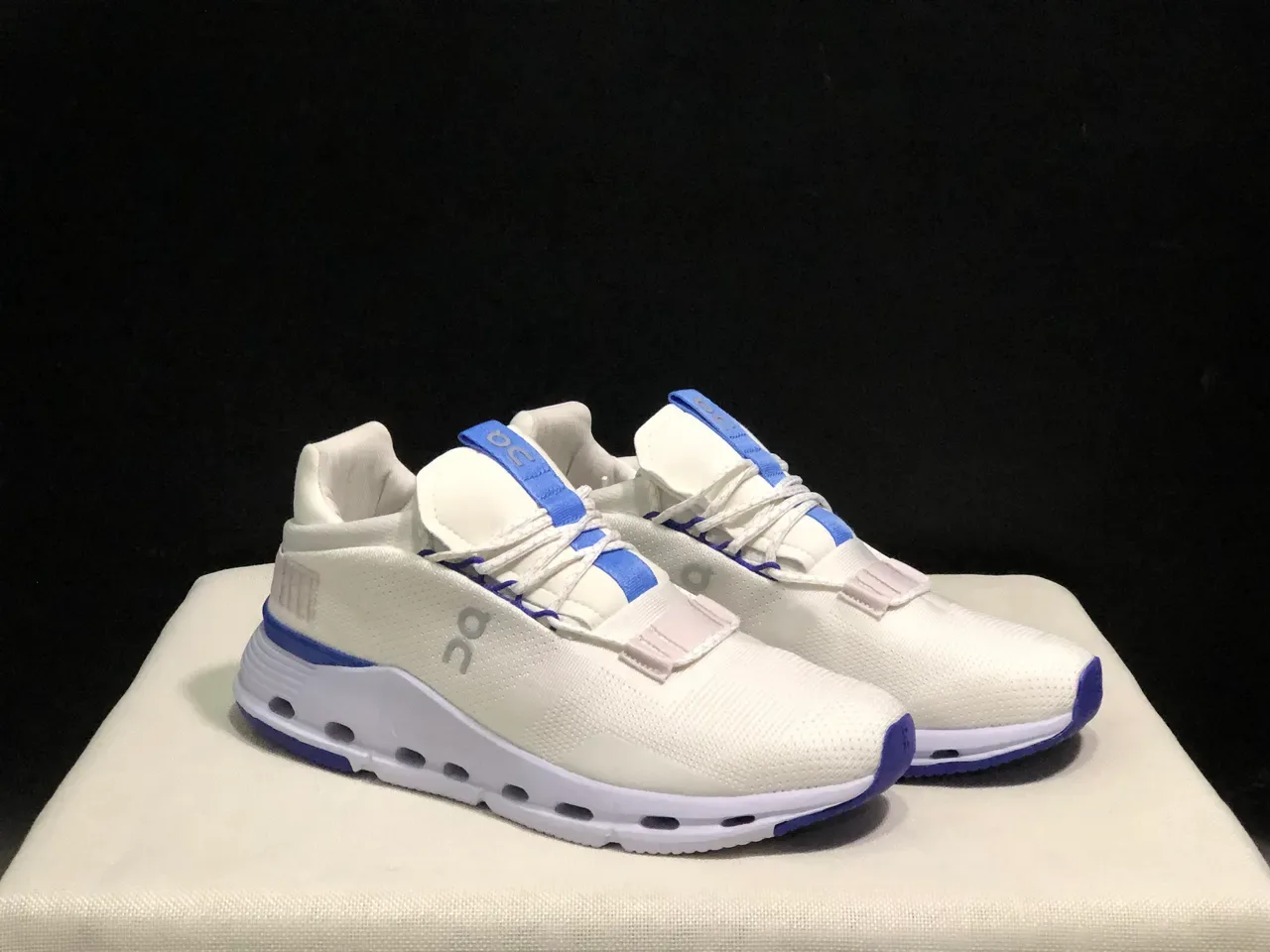 On Cloudmonster Off-White et Royal Blue sneakers lifestyle 3