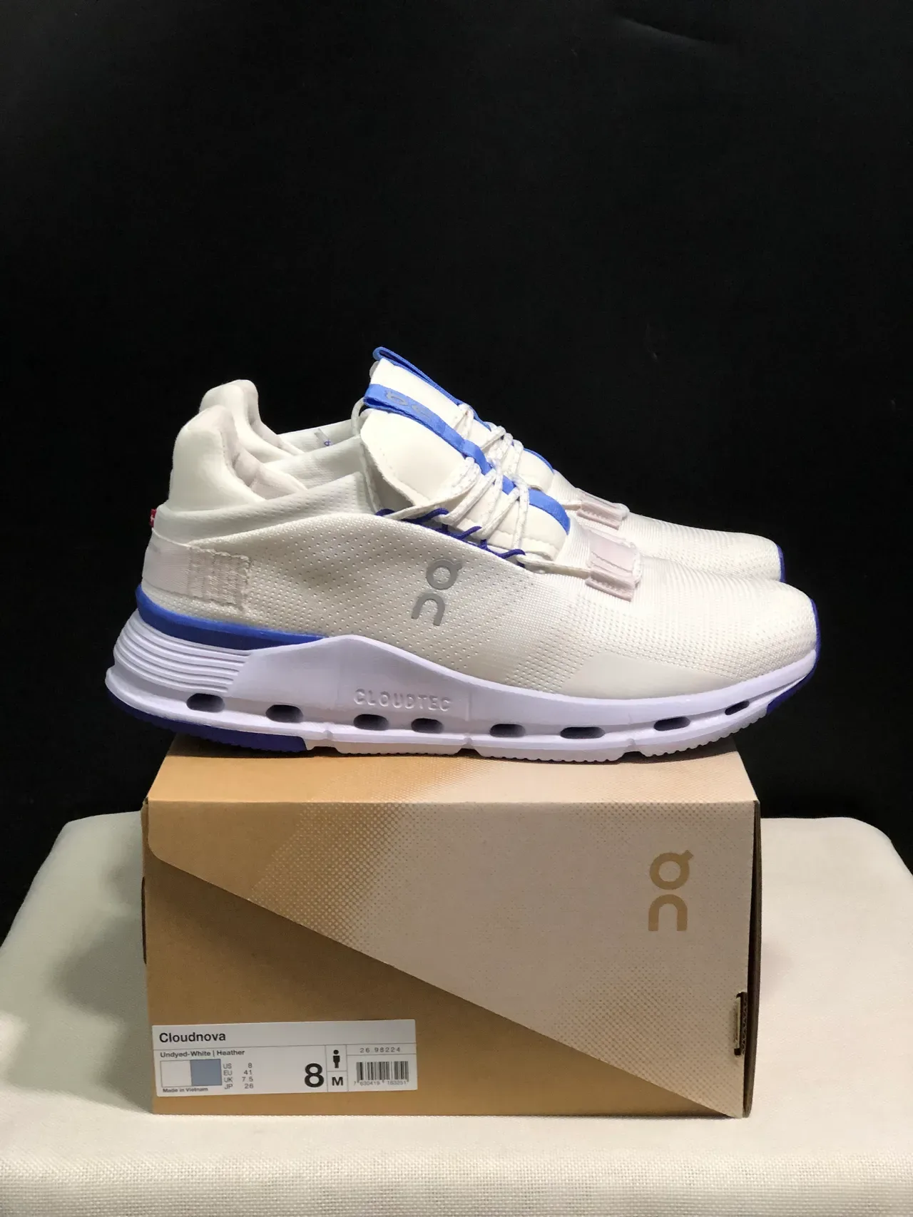 On Cloudmonster Off-White et Royal Blue sneakers lifestyle 4