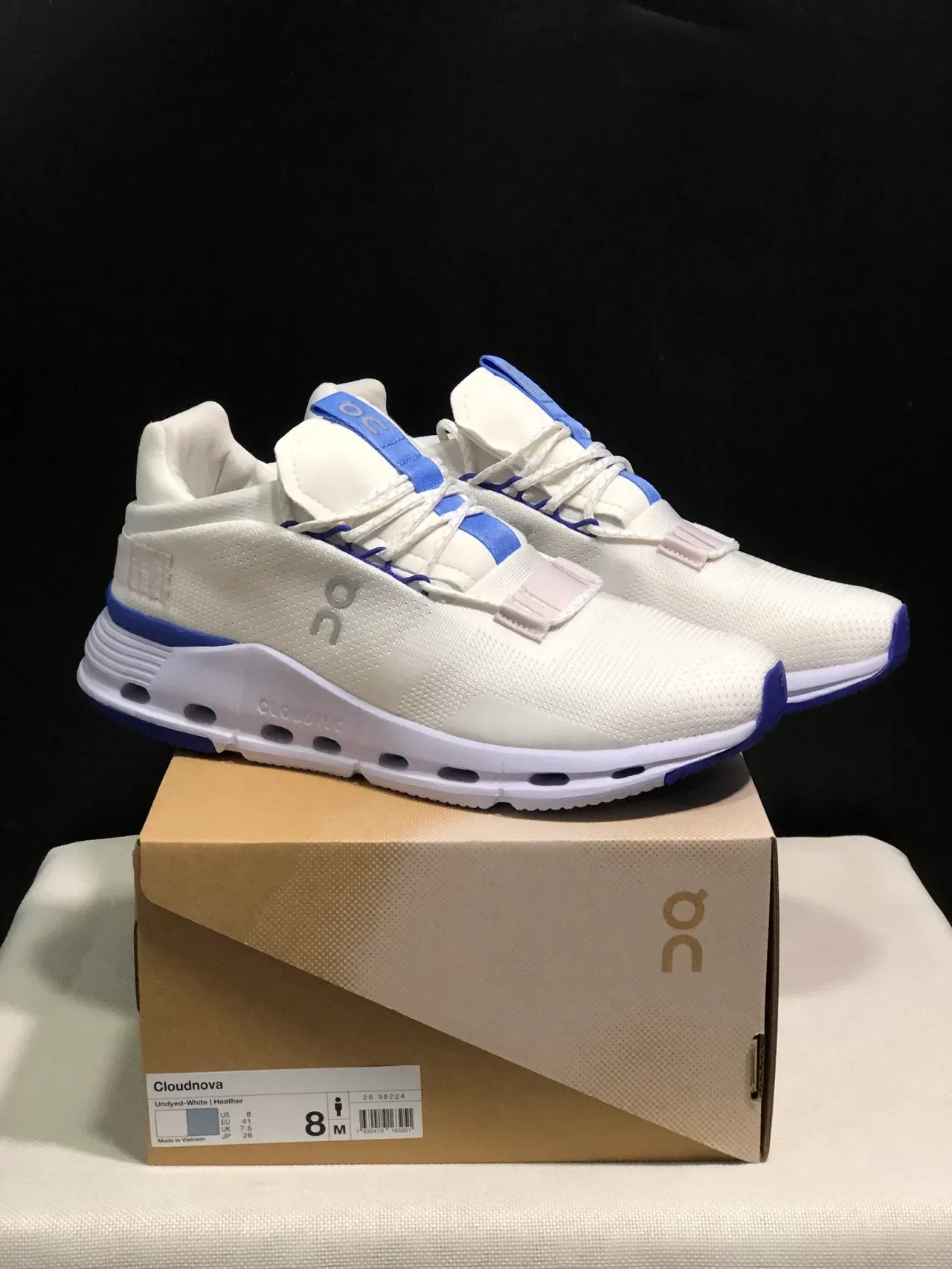 On Cloudmonster Off-White et Royal Blue sneakers lifestyle 5
