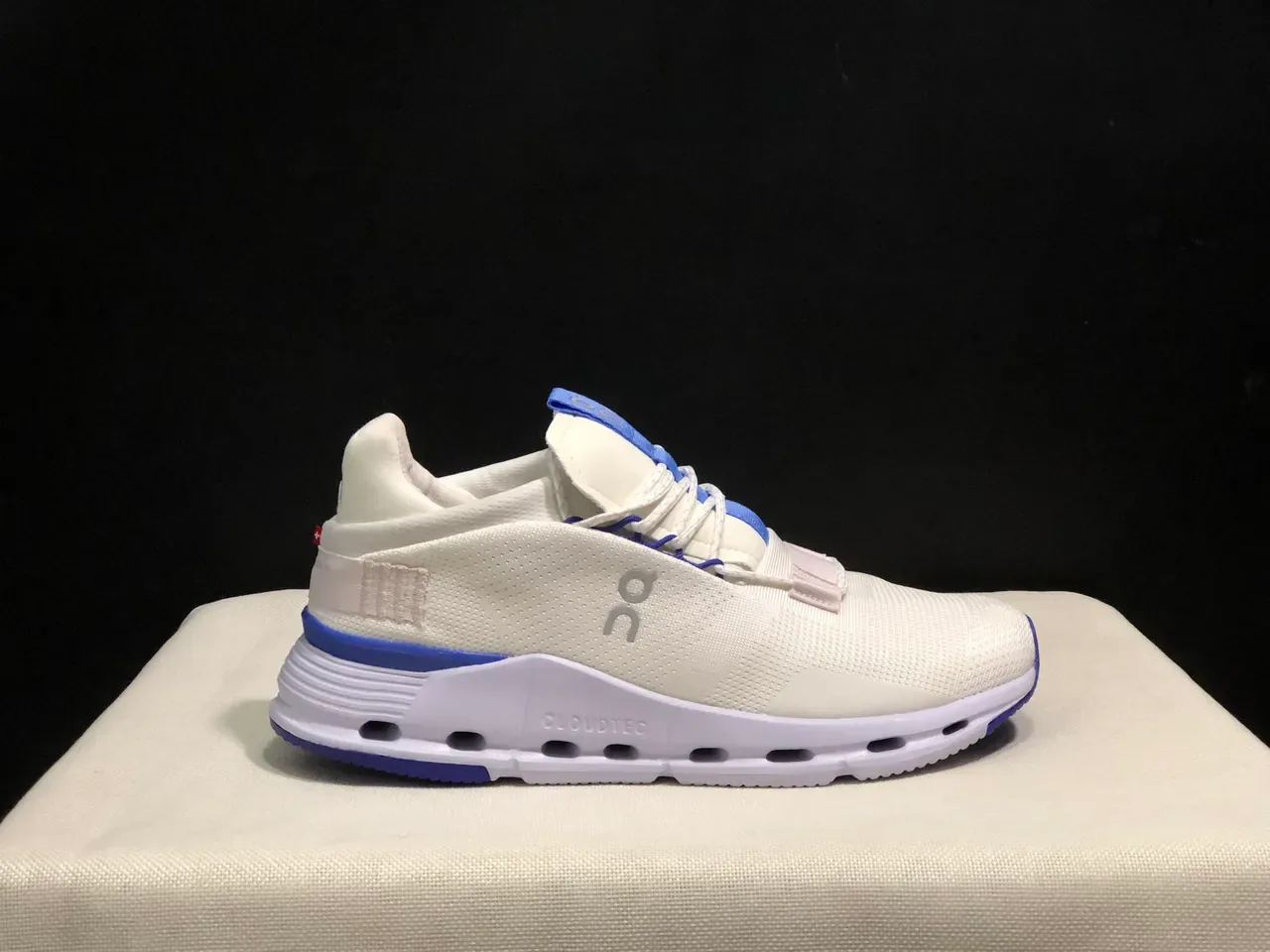 On Cloudmonster Off-White et Royal Blue sneakers lifestyle 6
