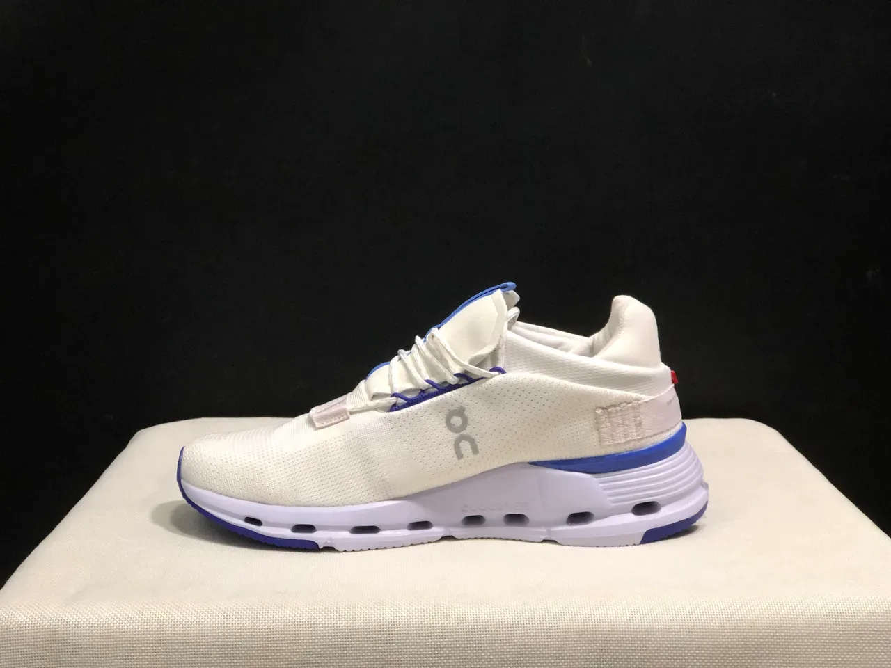 On Cloudmonster Off-White et Royal Blue sneakers lifestyle 7