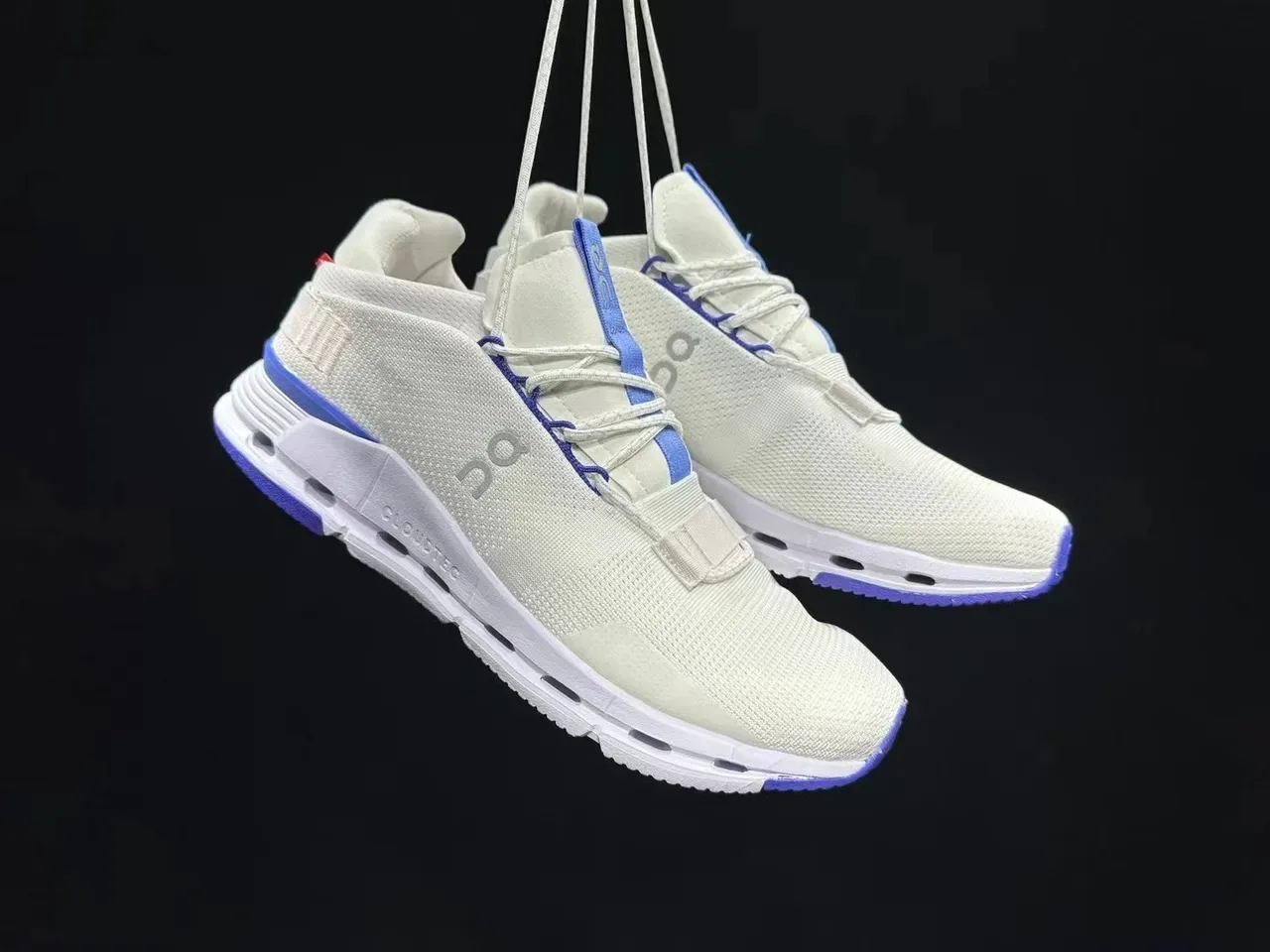 On Cloudmonster Off-White et Royal Blue sneakers lifestyle 8