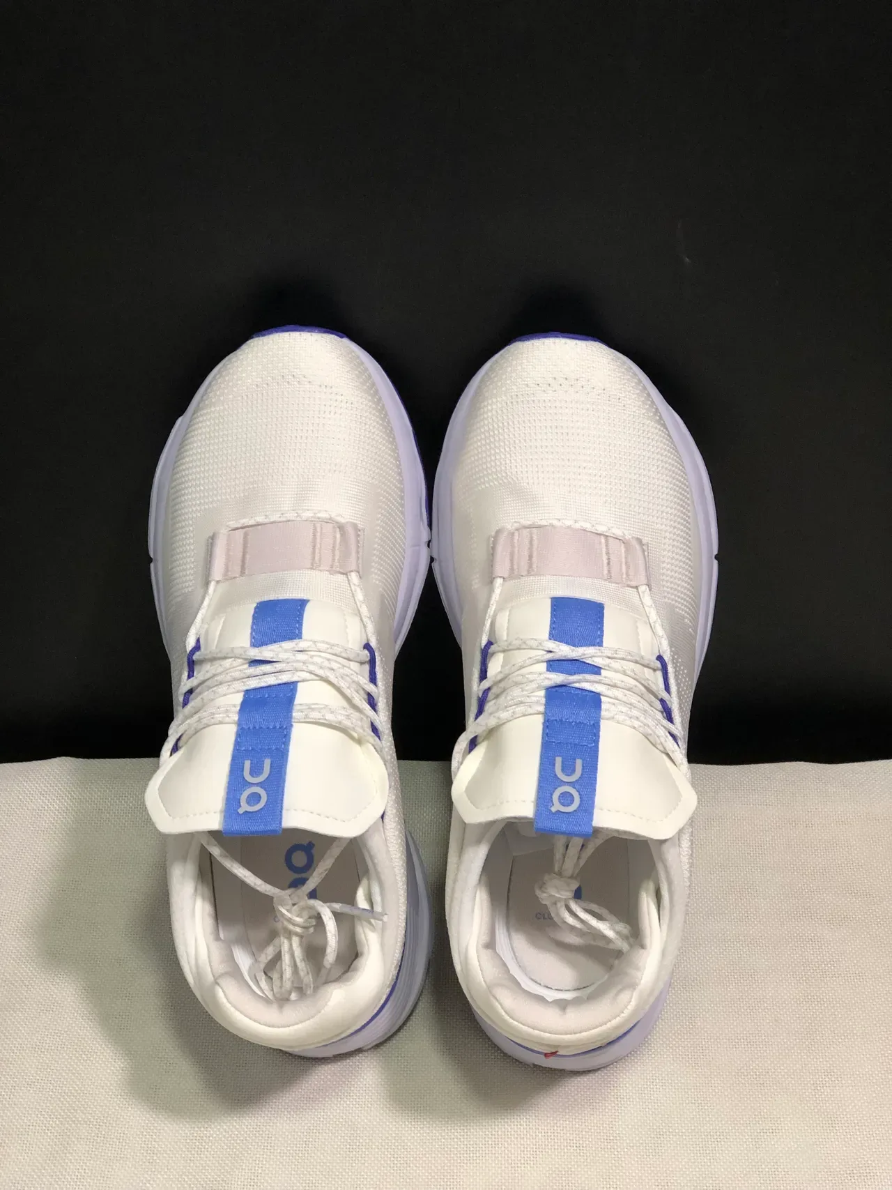 On Cloudmonster Off-White et Royal Blue sneakers lifestyle 9