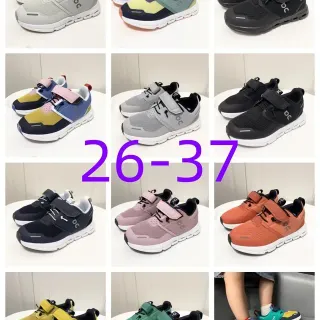 On zapatillas gris y blanco low-top con upper de malla lifestyle