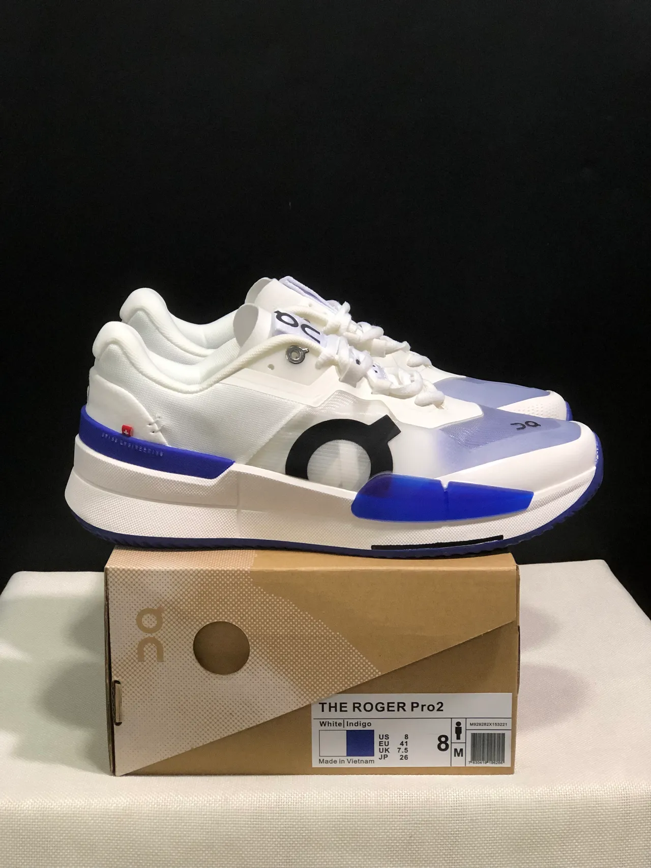 On THE ROGER Pro2 blanc indigo sneakers lifestyle 2