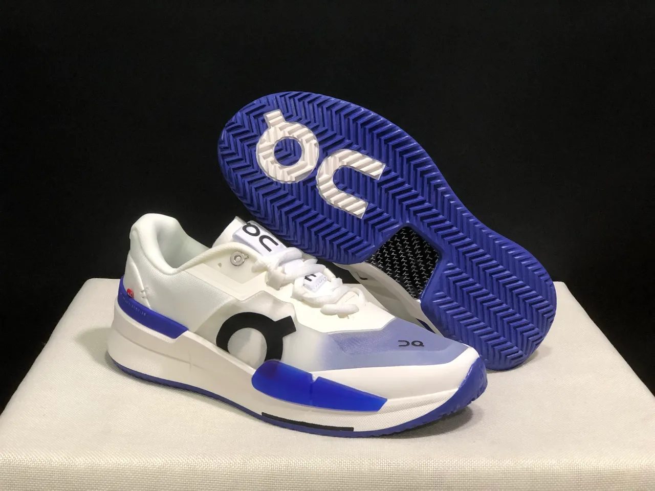 On THE ROGER Pro2 blanc indigo sneakers lifestyle 5