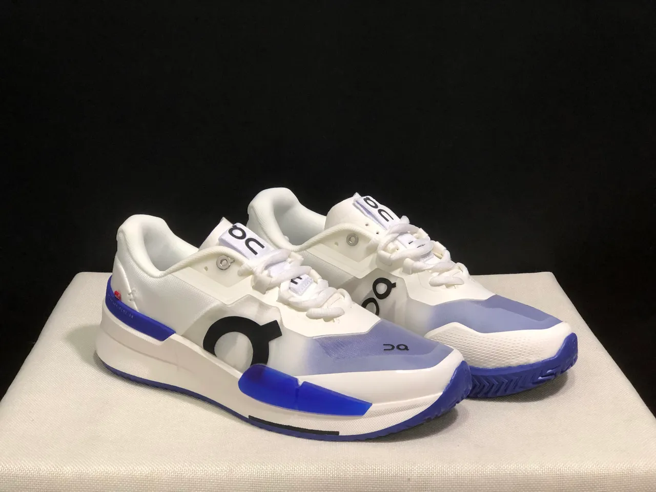 On THE ROGER Pro2 blanc indigo sneakers lifestyle 6