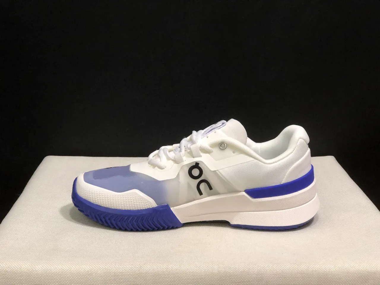 On THE ROGER Pro2 blanc indigo sneakers lifestyle 7