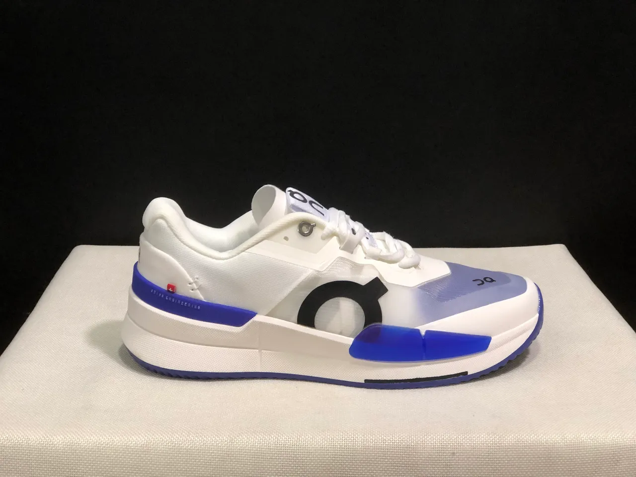 On THE ROGER Pro2 blanc indigo sneakers lifestyle 8