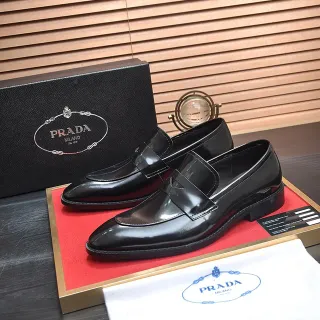 Prada Sapatos de couro de bico pontudo verniz preto brilhante