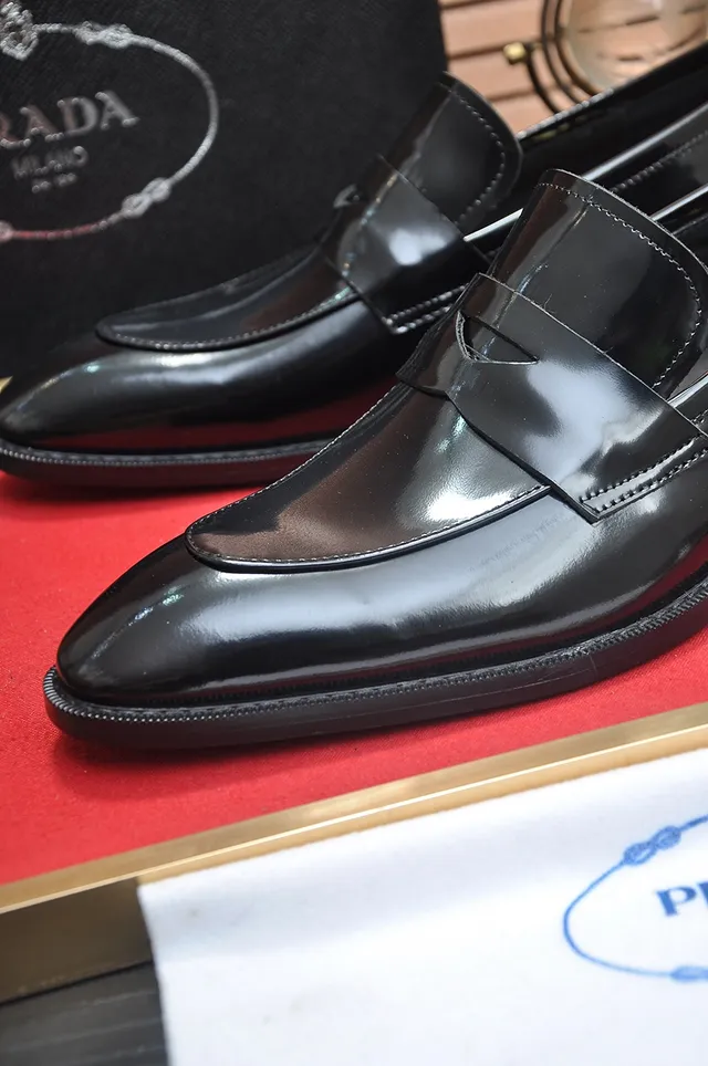 Prada Black Glossy Patent Pointed Toe Leather Shoes 2