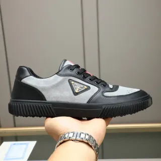 Prada Sneakers Lifestyle Noires et Grises Basse Matériau Mixte