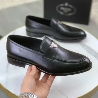 Mocassin Prada Noir Cuir Lisse Plaque Logo Triangulaire