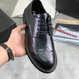 Prada Brogue de Cuero Pulido ala Negra