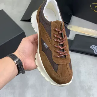 Prada Zapatillas beige marrón con suela con relieve, paneles de ante y malla, zapatillas gruesas