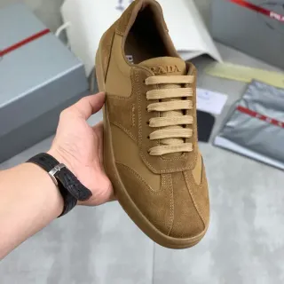 Prada Sneakers Lifestyle en Daim Marron et Textil avec Construction de Panneaux et Placement de Logo Minimaliste