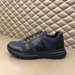 Prada Cloudbust بحري وأسود سنيكرز ذات كعب سميك