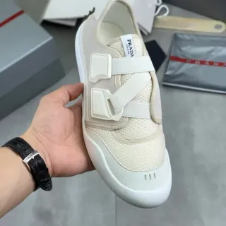 Prada Cloudbust Off-White شبيكة وسويد slip-on للستايل الحياتي