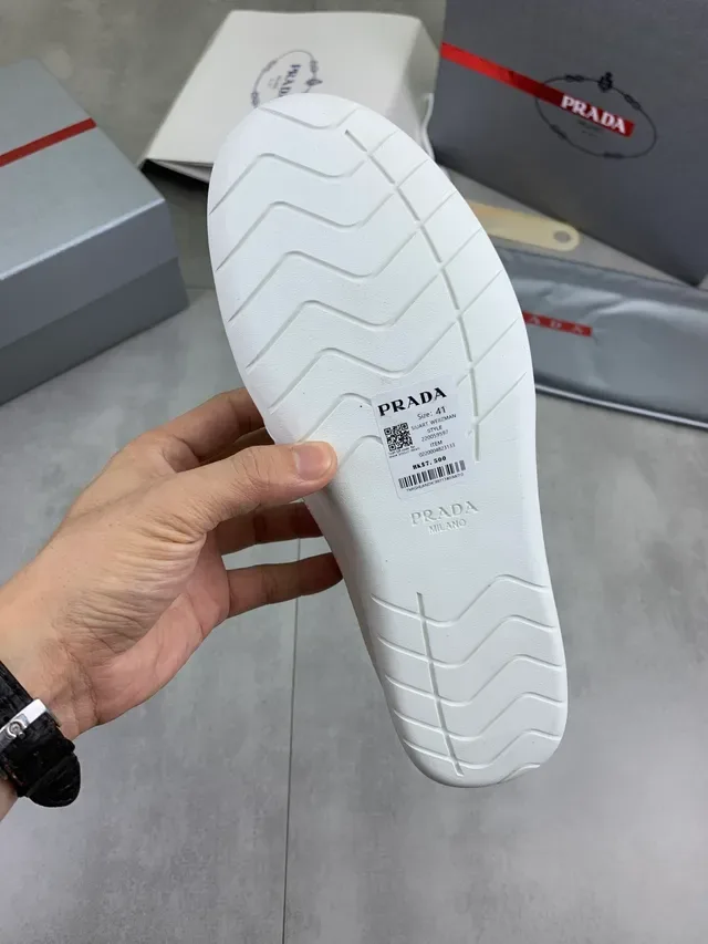 Prada Cloudbust Off-White شبيكة وسويد slip-on للستايل الحياتي 2