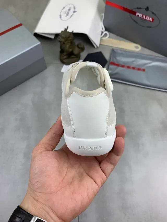 Prada Cloudbust Off-White شبيكة وسويد slip-on للستايل الحياتي 3