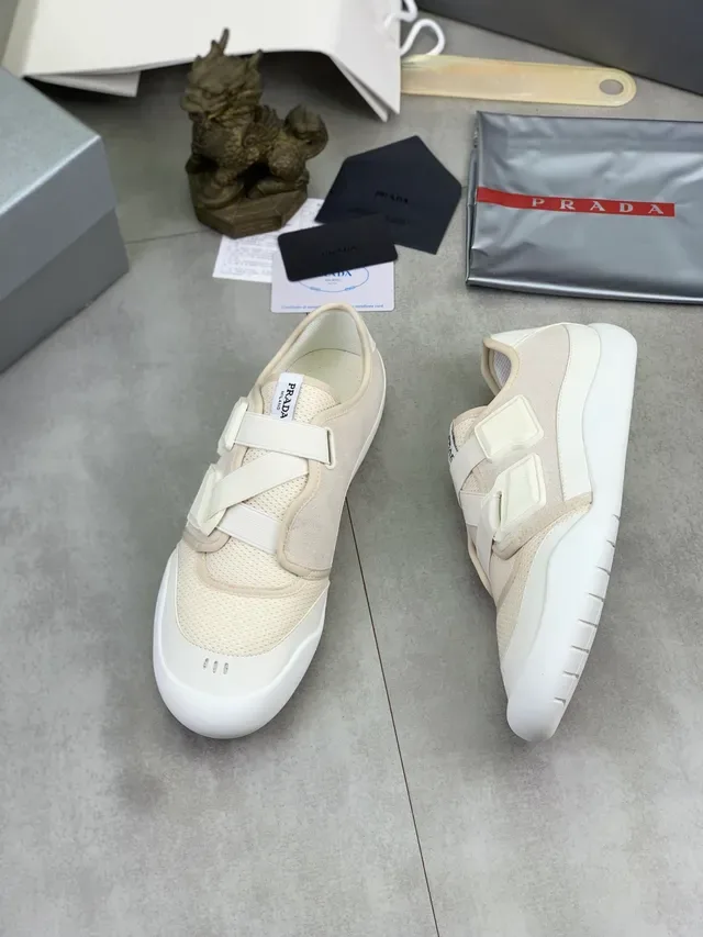 Prada Cloudbust Off-White شبيكة وسويد slip-on للستايل الحياتي 4